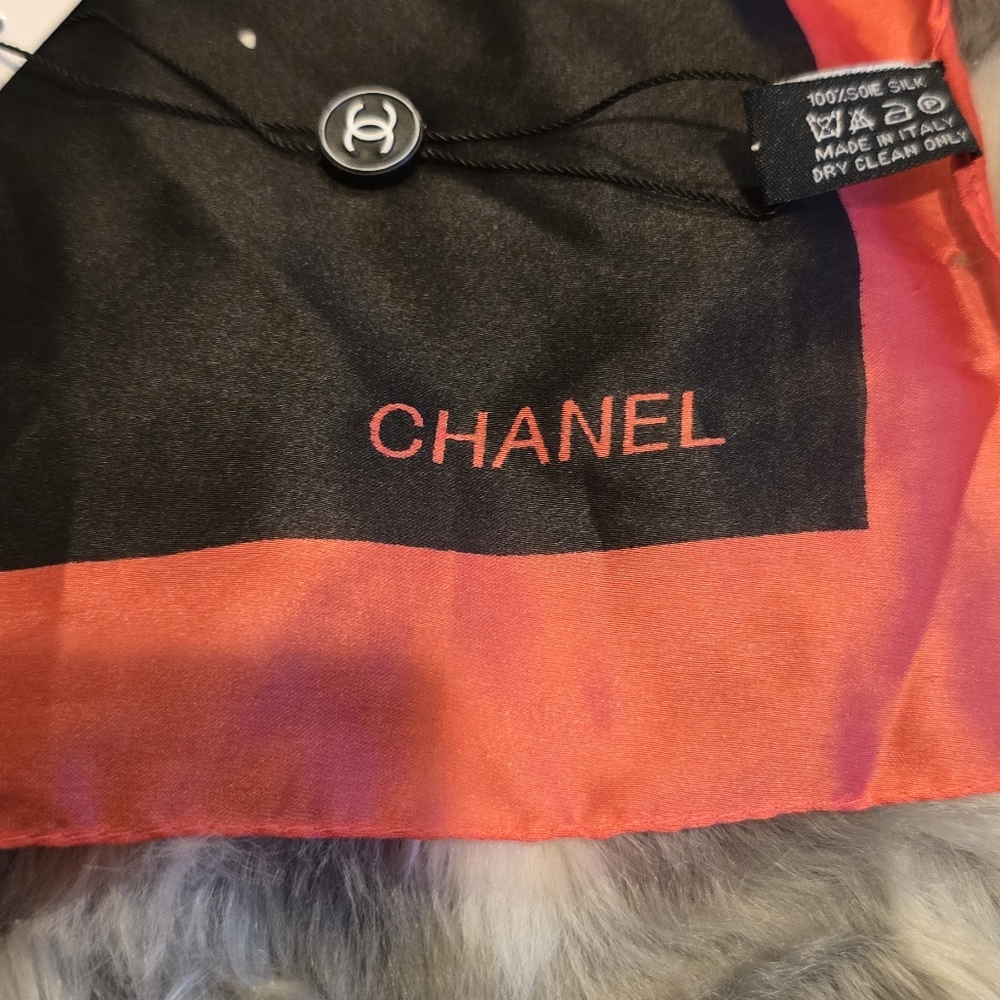 CHANEL Black and Red Scarf - Picture 12 of 17